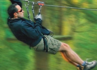  索姆恩湾公园的高空滑索